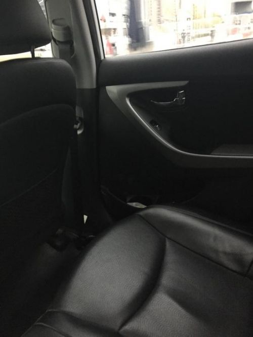 后座十分狭窄