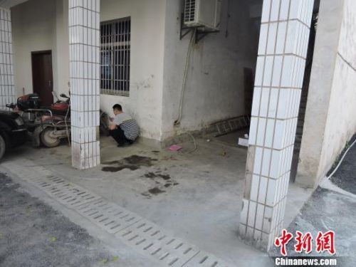 男子为蹭WIFI蹲墙角数天 被民众当贼报警