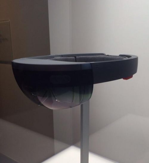 微软HoloLens体验：戴久会发酸 操作有迟滞