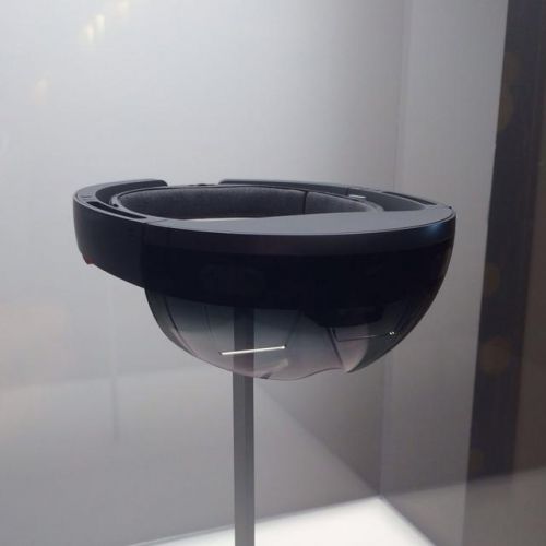 微软HoloLens体验：戴久会发酸 操作有迟滞