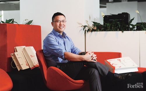 2014年，洋码头平台交易额近6亿元，今年有望冲击25亿元。“一年没个4倍成长，都不好意思说是做跨境电商的。我相信同行们做得也很好，因为它们烧钱比我要猛。但真要打起仗来，或者别人挑起价格战，也没什么，打就打。”他说。
