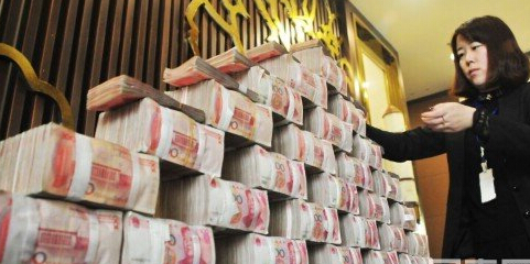 洛阳土豪开发商摆现金墙