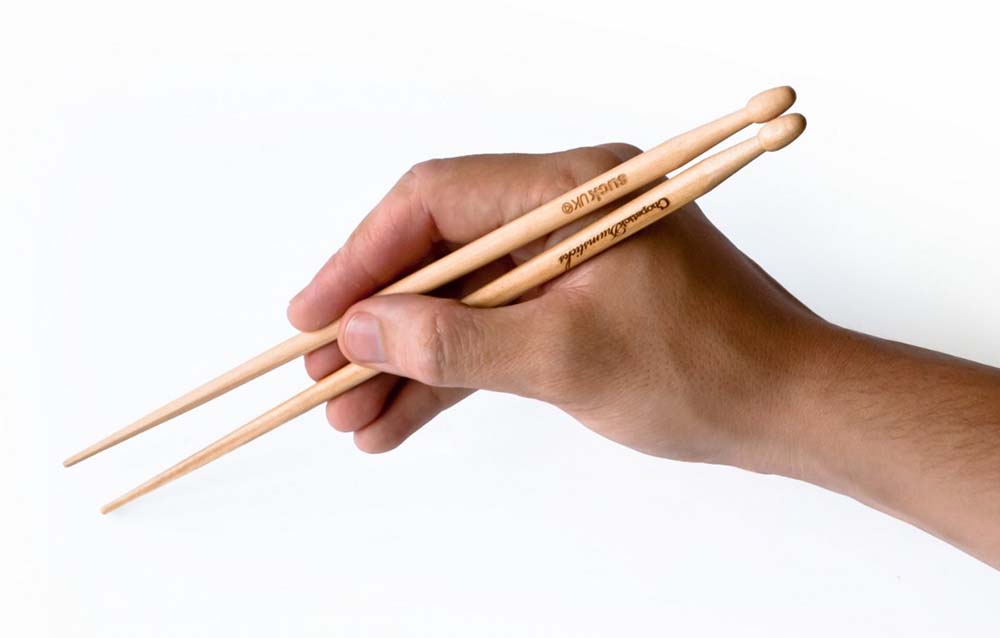 10826_chopsticks-with-hand2
