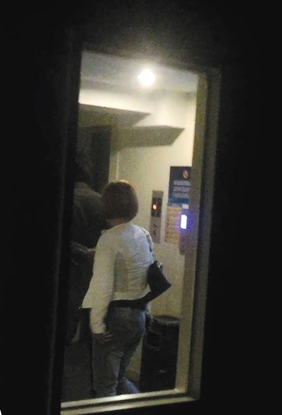 酒店色情卡片牵出色情服务团伙 卖淫女随叫随到