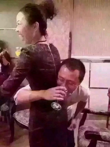搂腰