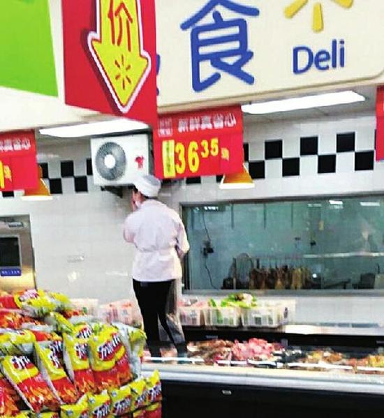 太原沃尔玛员工穿鞋踩入熟肉柜。 （图片来自网络）