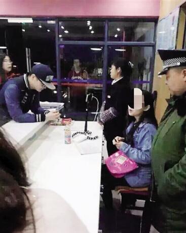 资料图：安保人员制止女主播(右二)直播女生宿舍。 图片来源：网友微博截图