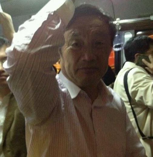任正非再曝食堂排队打饭 此前机场等出租车被拍走红