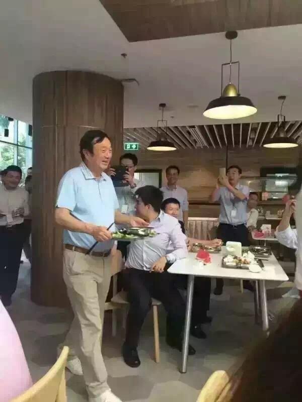 任正非再曝食堂排队打饭 此前机场等出租车被拍走红