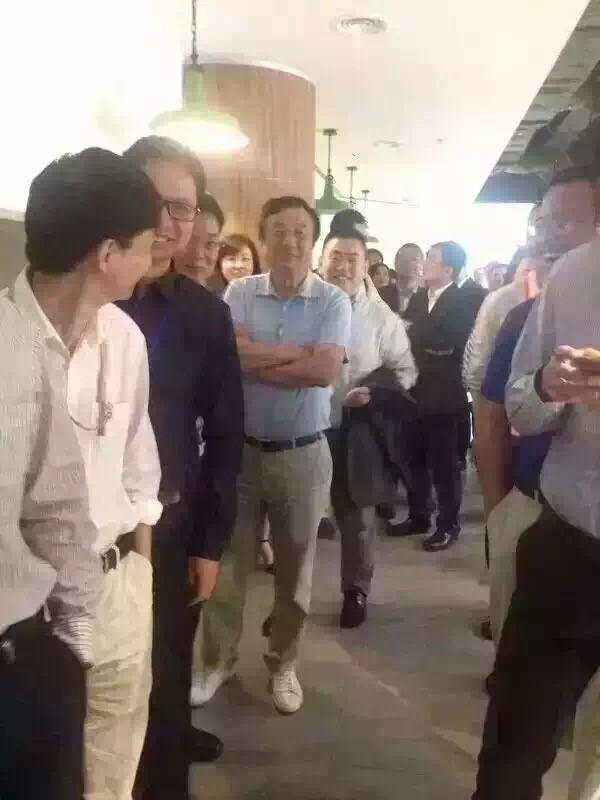 任正非再曝食堂排队打饭 此前机场等出租车被拍走红