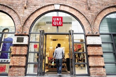 22日，位于汉街的优衣库门店相对其他店面显得有些冷清。本报记者 吴薇 摄