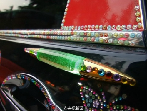 满车“镶钻”很拉风？ 罚500元责令恢复原貌