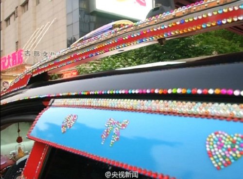 满车“镶钻”很拉风？ 罚500元责令恢复原貌
