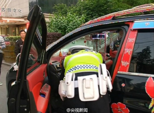 满车“镶钻”很拉风？ 罚500元责令恢复原貌