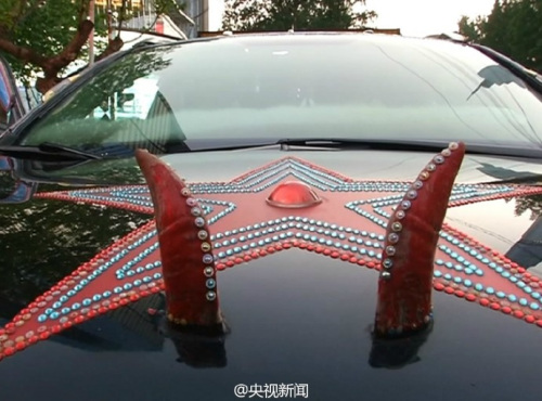 满车“镶钻”很拉风？ 罚500元责令恢复原貌