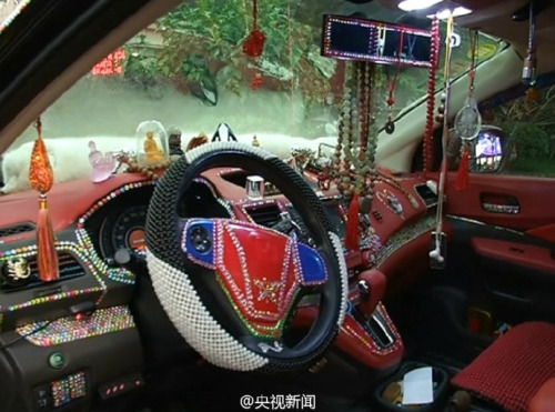 满车“镶钻”很拉风？ 罚500元责令恢复原貌