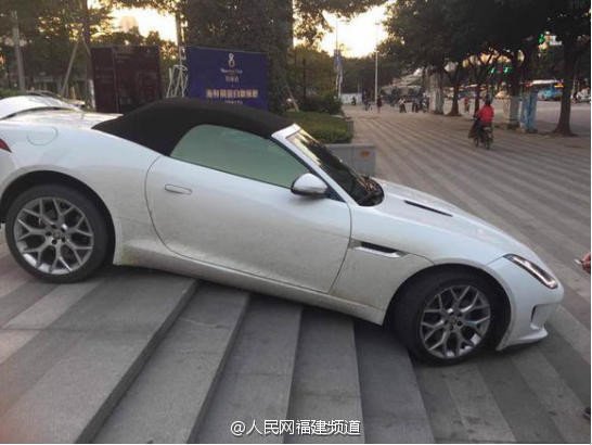 这辆捷豹一个劲地冲下了阶梯，下巴被磕到了，底盘也被磕到了，真是大写的疼啊！