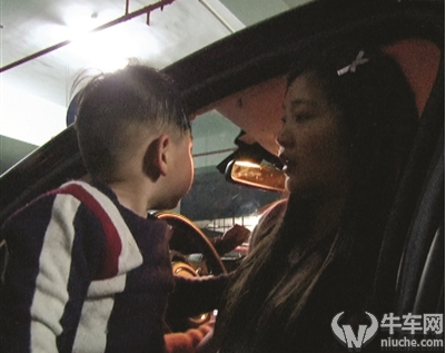 孩子反锁车内