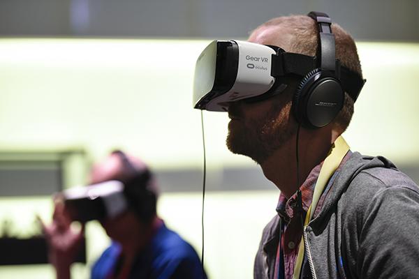 奥克卢斯公司与三星联合开发的虚拟现实设备Gear VR。 视觉中国 资料