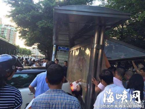 女子开车擦泪撞人 被撞者几乎嵌进广告牌