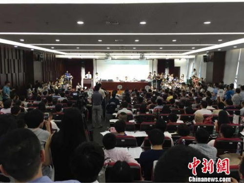 7月8日，在火爆的南京土地拍卖现场，开发商们汗流浃背，展开夺地大战。　朱晓颖 摄
