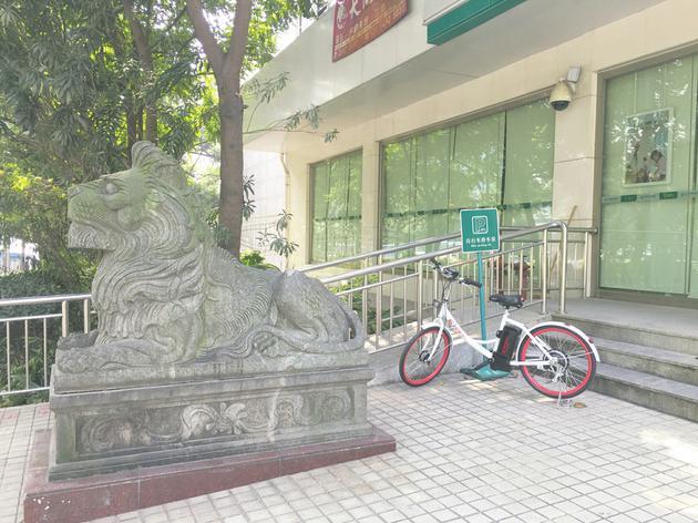 共享电单车深圳遇阻“落地”首日被交警部门下令收回