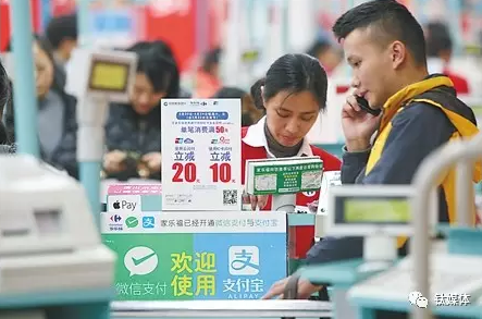线下的支付场景已然是巨头必争之地，一旦支付宝小程序正式上线，“战火”必将继续蔓延至线下