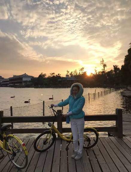 C:\Users\ppdev\AppData\Local\Microsoft\Windows\INetCacheContent.Word\厦门五缘湾湿地公园，游客骑行ofo小黄车游园.jpg