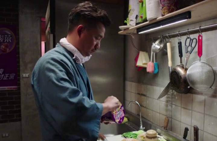 豆瓣评分2.4的《深夜食堂》，是怎么输在“老坛酸菜”上的？