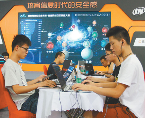 　　在国家网络安全宣传周首届网络安全技能大赛上，来自全国10所高校的10支顶尖战队一决高下，30名“白帽子”黑客捉对厮杀。