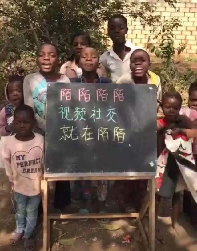 非洲小朋友举牌营销，还能玩多久？