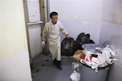 8月24日，建外SOHO东区办公楼，工作人员在楼层间运垃圾。据介绍，他们只把建筑垃圾和生活垃圾分开收集，厨余外卖垃圾并没有特别分拣。新京报记者 侯少卿摄
