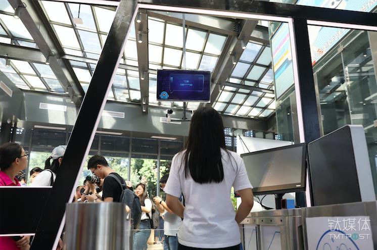 我们逛了逛苏宁开的无人店，为何不卖食品卖起了体育用品？