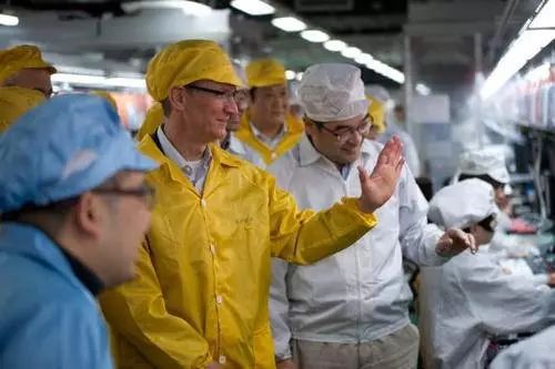 苹果CEO库克（黄外衣）在富士康参观生产线