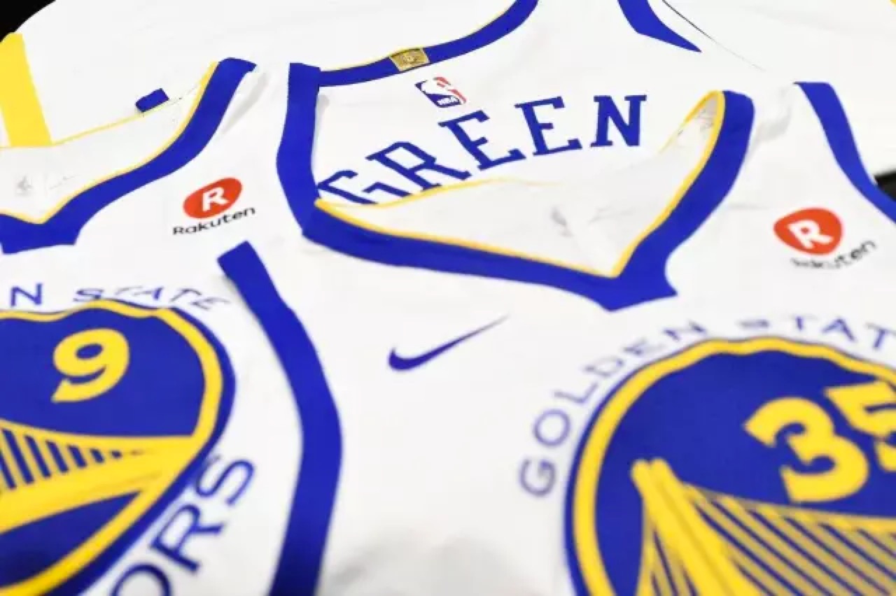 勇士队卖出了NBA最高价球衣广告，但价格还不到巴萨三分之一        