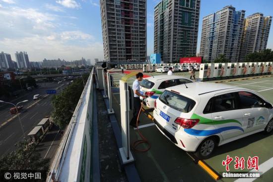 2017年8月8日，北京CBD“空中充电站”正式投用，预计每天可满足500余辆新能源
的充电需求。图片来源：视觉中国