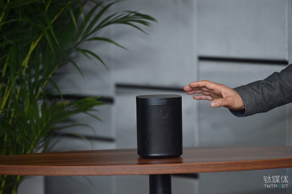 率先提出“音联网”概念的 Sonos，推出了一款Alexa附体的声控产品        
