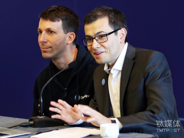 图为DeepMind AlphaGo项目首席研究员大卫o西尔弗（David Silver，左）与首席执行官德米斯o哈比斯（Demis Hassabis）