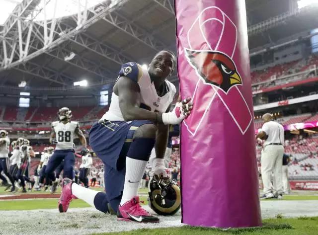 NFL赛场的粉红海洋，一场以公益为名的体育营销        