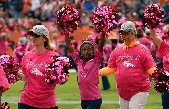 NFL赛场的粉红海洋，一场以公益为名的体育营销        