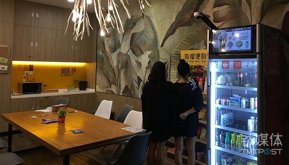 办伴科技内的无人货架