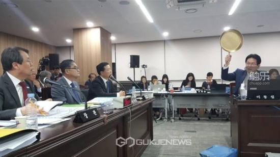 韩政府一直将游戏作为国家重要产业，近期有议员高举“吃鸡”里的平底锅支持游戏产业