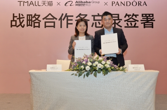 （图说：天猫服饰事业群总裁刘秀云和潘多拉中国区董事总经理Anthony签约）