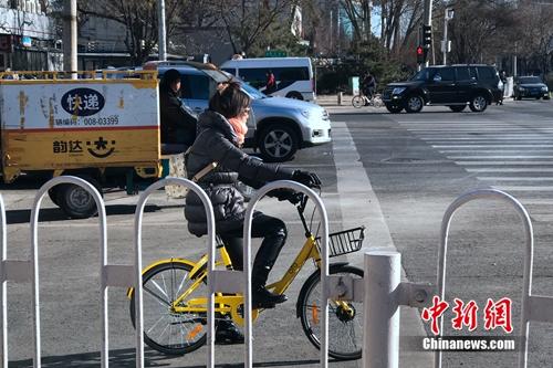 资料图:越来越多的用户骑车自带手套。中新网 吴涛 摄