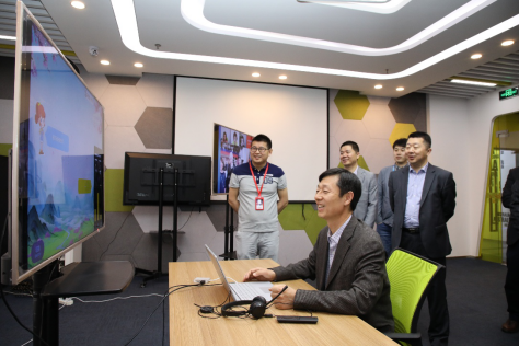 济南高新区领导对话学而思网校“AI老师”