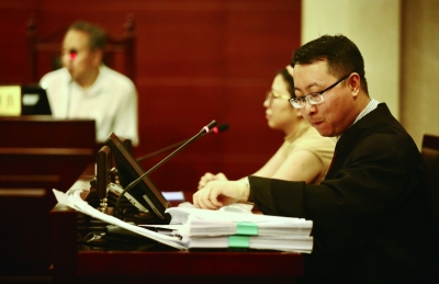 <p>被告委托代理人在法庭上进行辩护</p>
