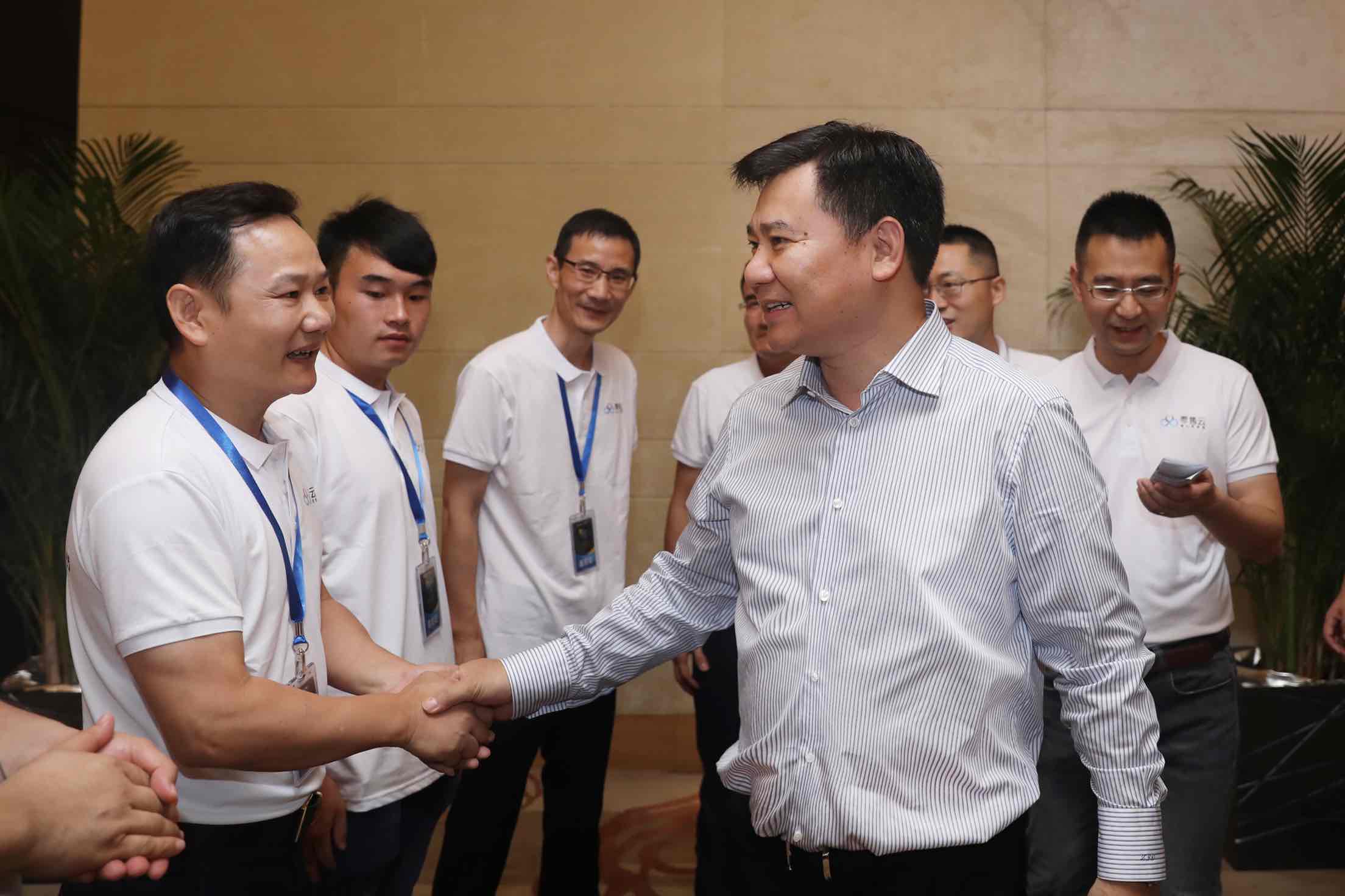 D:\2018\8月\零售云大会\通稿\苏宁控股集团董事长张近东与苏宁零售云加盟商代表交流互动.jpg