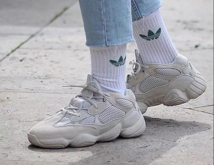 adidas清楚无法量产就不能实现销售野心，消费者对品牌的热情也需要足够新鲜且能够买到的“爆款”作为支撑点