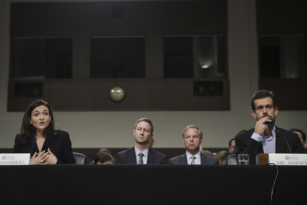 Facebook二把手、COO谢丽尔·桑德伯格（Sheryl Sandberg）。一同赶赴哥伦比亚特区的，还有Twitter联合创始人兼CEO杰克·多西（Jack Dorsey）
