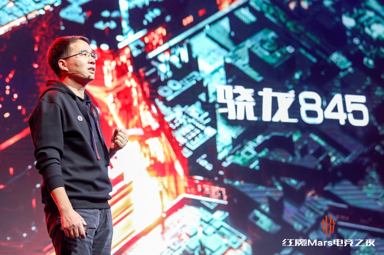 图片包含 人员, 户外, 男士自动生成的说明